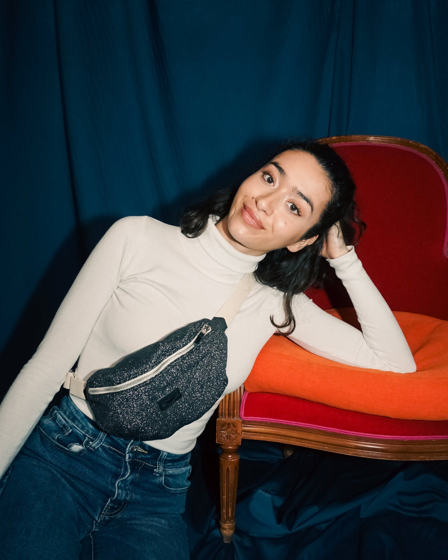 Jeune femme brune regardant la caméra avec son sac banane upcyclé Disco sangle noire en tissu noir gris pailleté fabriqué par une marque française écoresponsable Binette.
Mode éthique quais parisiens mode responsable tissu upcyclé chutes de tissus dormants voués à être jetés ou brûlés accessoires upcyclés pratiques tendances et éco-friendly