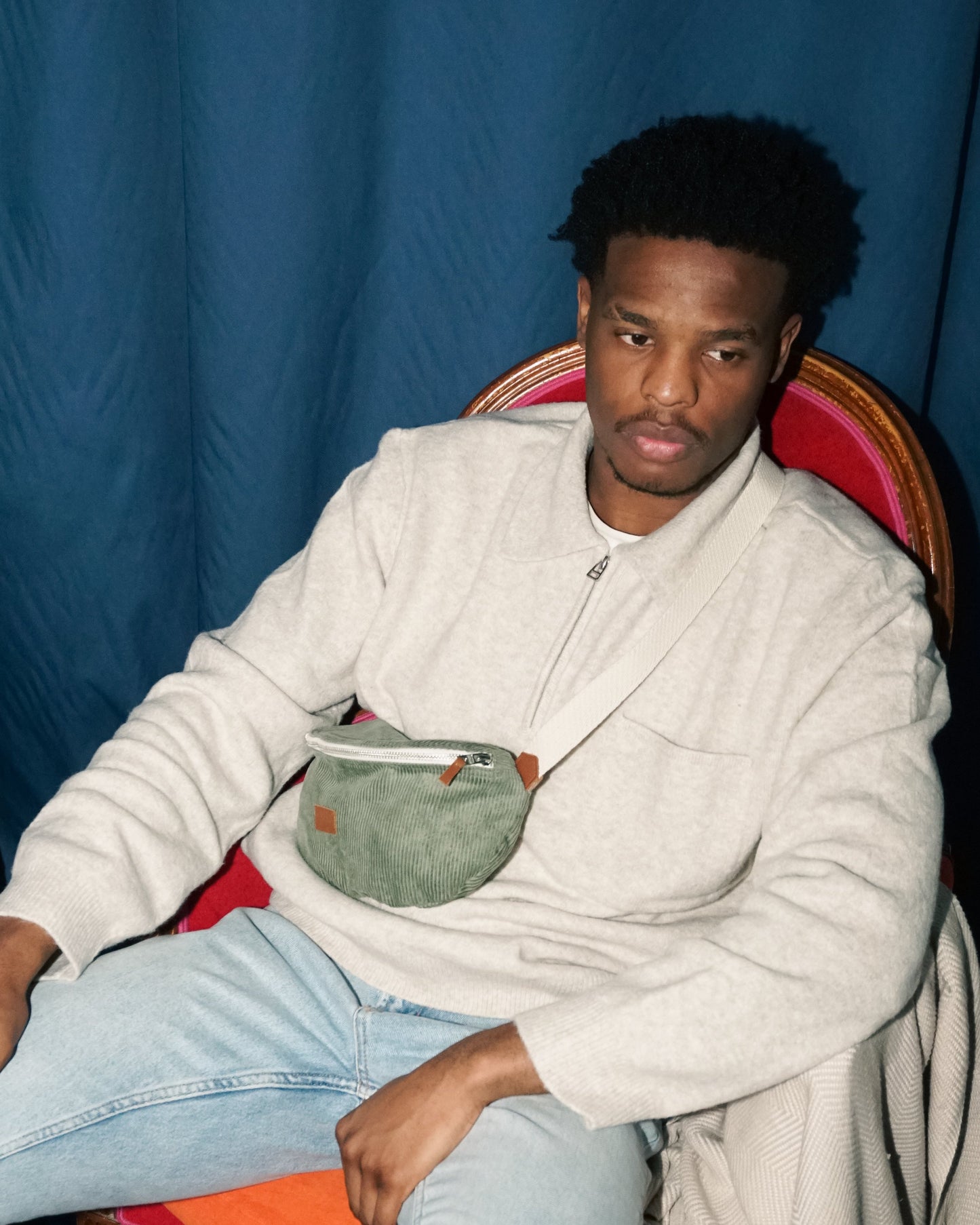 Look du quotidien avec un sac banane en velours vert porté sur le buste – Un accessoire pratique et esthétique, parfait pour transporter ses essentiels tout en restant stylé.