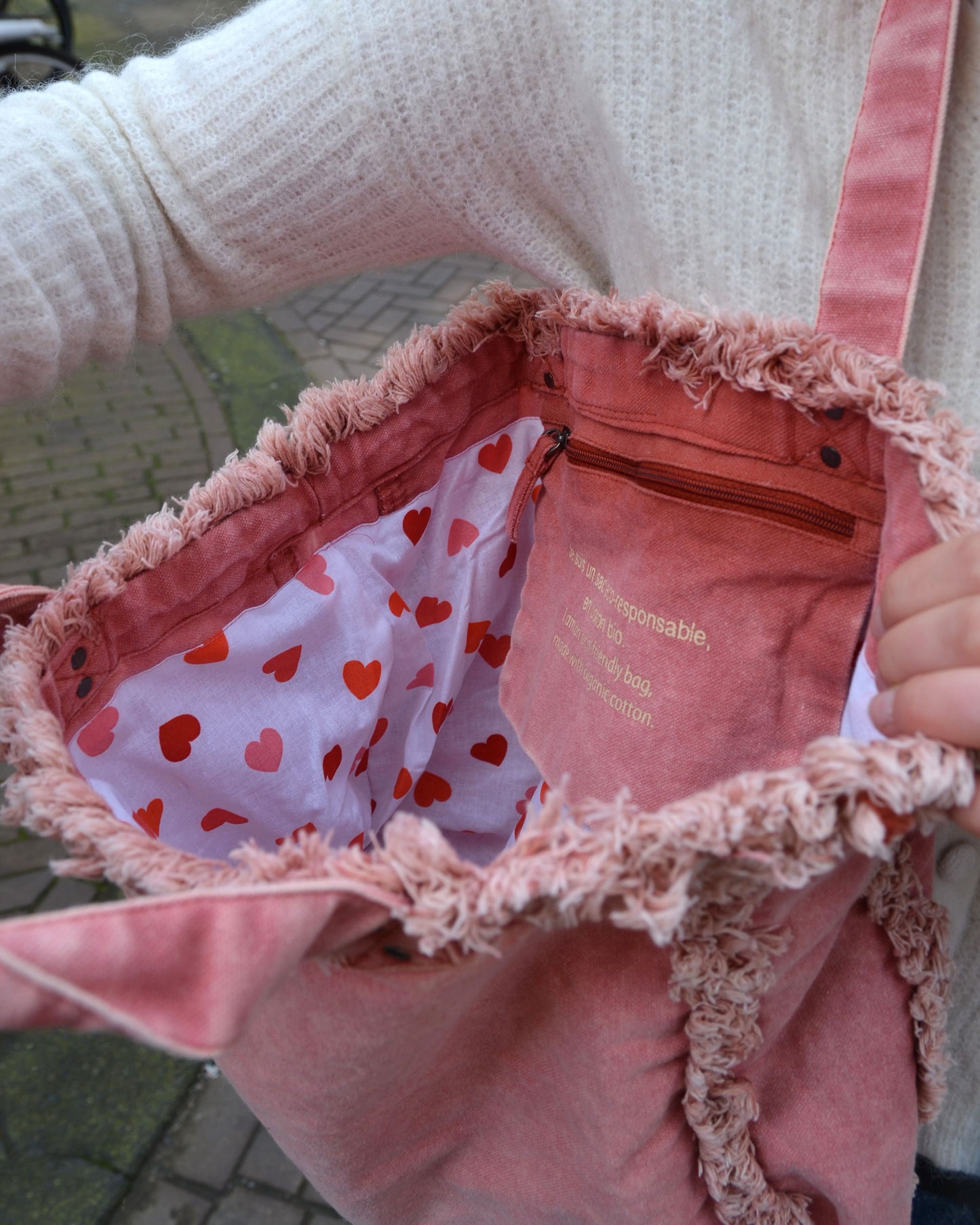 Dans cette image détaillée, la poche intérieure refermable du sac cabas Rose Coeur est mise en avant pour sa praticité et sa sécurité optimale. La fermeture éclair en option garantit que vos objets précieux restent en sécurité tout en préservant l'esthétique du sac. Cette attention aux détails fait du sac cabas Rose Coeur un accessoire parfait pour ceux qui recherchent à la fois style et fonctionnalité dans leur vie quotidienne.