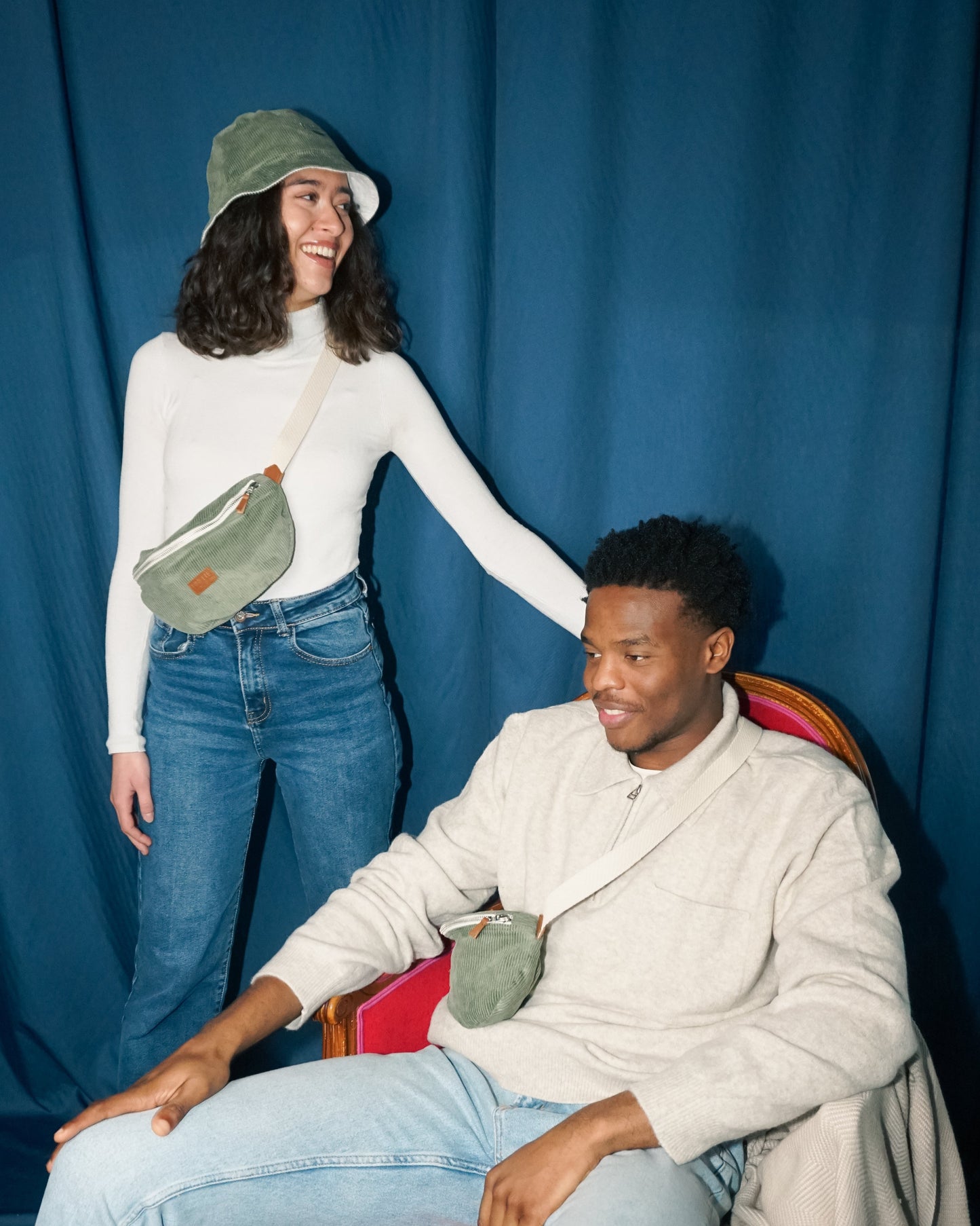 Sac banane en velours vert porté en bandoulière par un mannequin – Idéal pour un look casual ou streetwear, cet accessoire unisexe et éthique s’adapte à toutes les tenues.