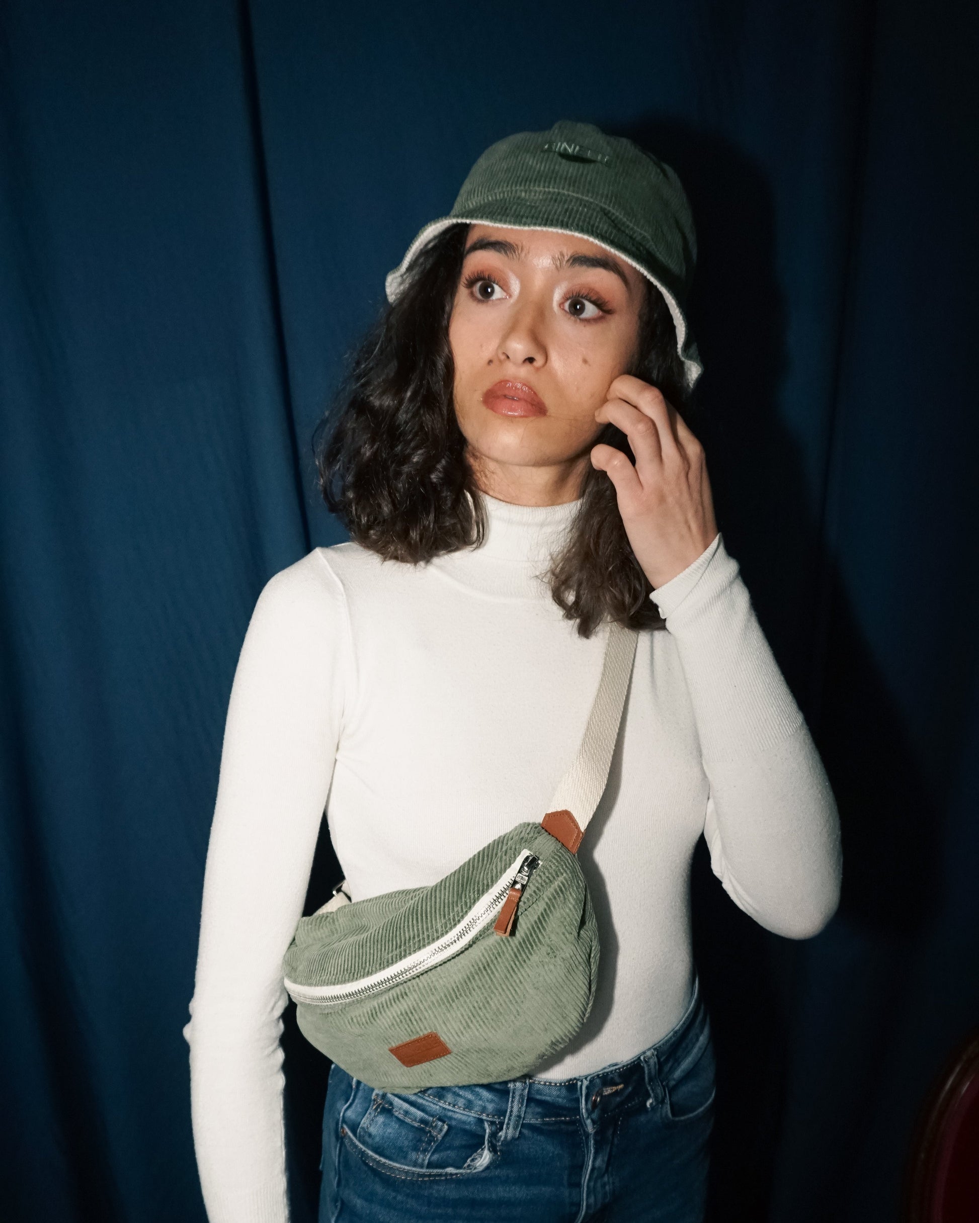 Bob réversible en velours côtelé vert forêt et sac banane assorti – Accessoires écoresponsables Binette"
Photo d’un bob réversible en velours côtelé vert profond avec broderie Binette, accompagné d’un sac banane assorti en velours côtelé upcyclé. Ensemble mode éthique et tendance, fabriqué à partir de matériaux recyclés. Idéal pour un look casual, streetwear ou éco-responsable. Taille unique, tissu durable et doux au toucher.