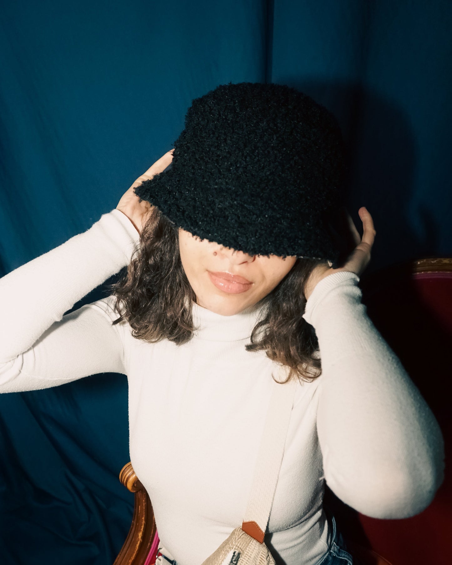 Photo lifestyle du bob réversible Binette avec le côté noir moumoute, créant un look à la fois cosy et raffiné. Un produit écoresponsable, fabriqué à partir de tissu upcyclé, pour une mode élégante et durable.