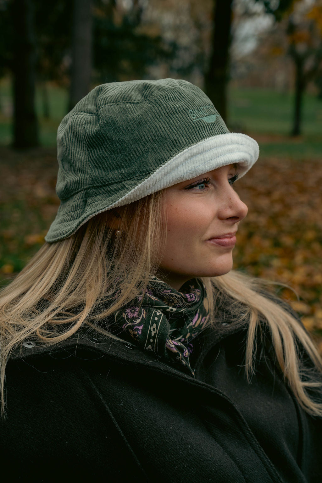 Bob réversible Binette velours côtélés blanc/vert