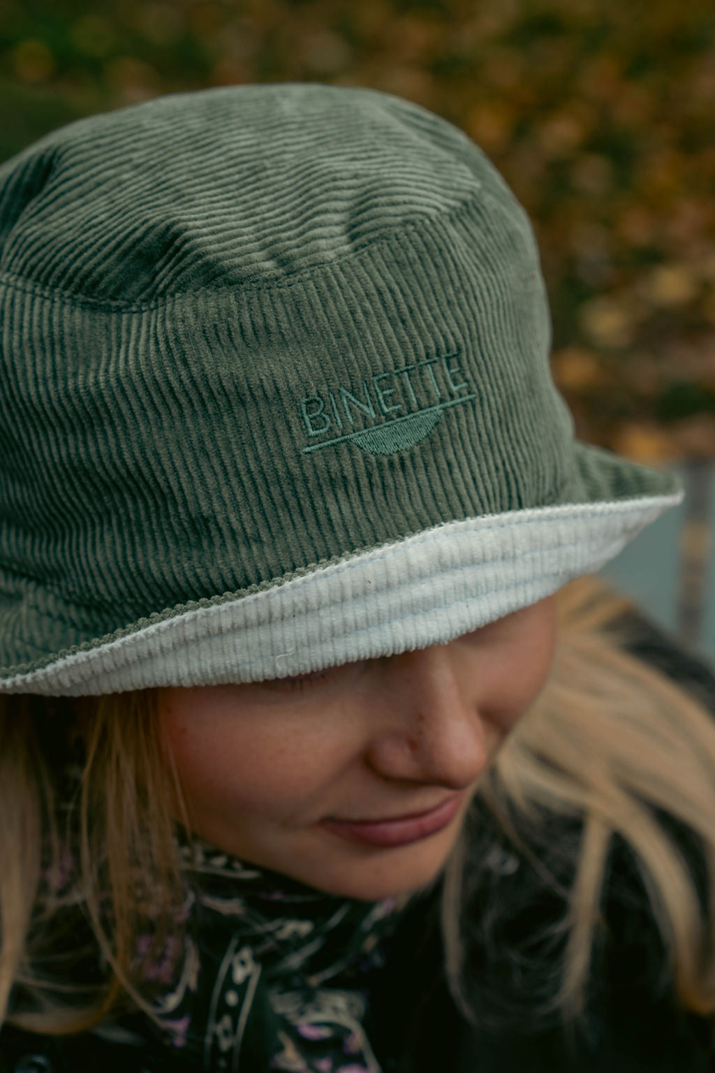 Bob réversible Binette velours côtélés blanc/vert