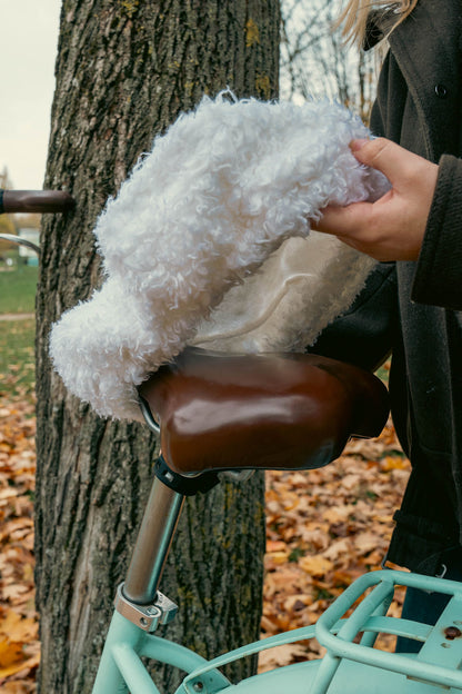 Charlotte de selle de vélo moumoute blanche 🐑