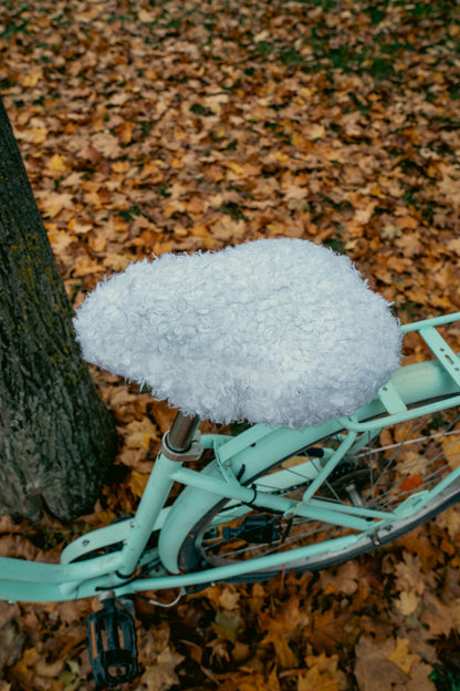 Charlotte de selle de vélo moumoute blanche 🐑