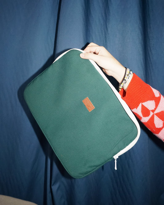 Pochette d'ordinateur en velours côtelé vert sapin, upcyclée et fabriquée en France. Son design élégant et sa matière résistante offrent une protection optimale tout en s'inscrivant dans une démarche écoresponsable