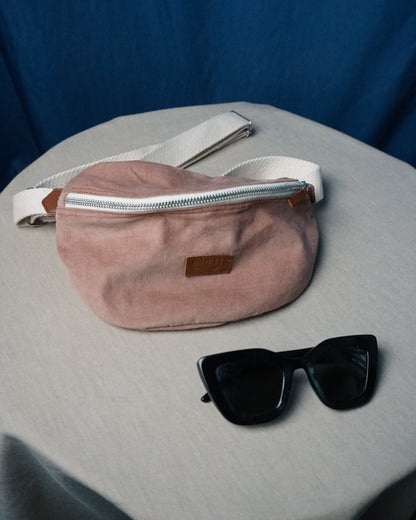 Sac banane en velours côtelé rose clair écoresponsable avec sangle ajustable – Un accessoire durable et tendance, conçu à partir de matières upcyclées pour un look rétro et intemporel.