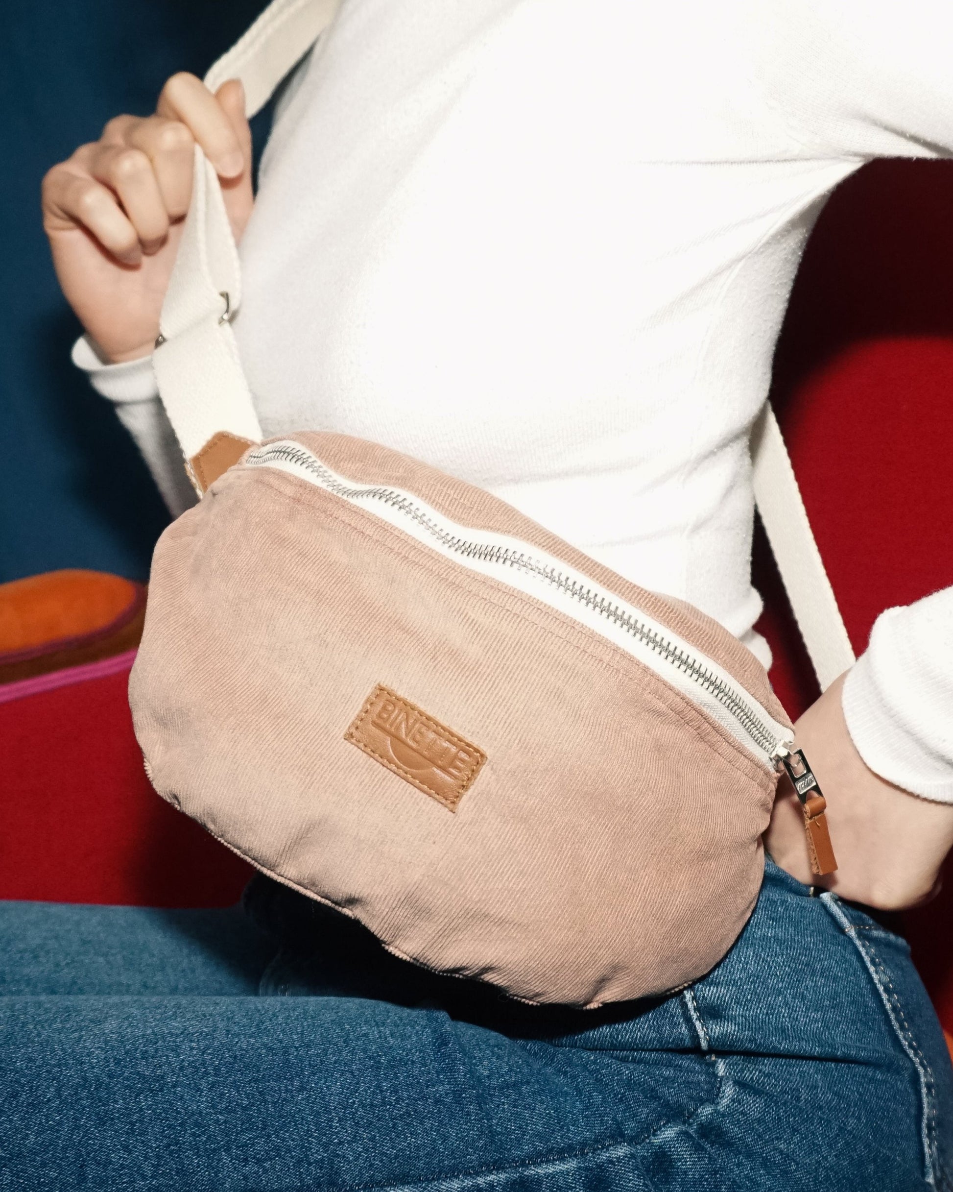 Sac banane rose écoresponsable avec sangle ajustable – Un accessoire durable et tendance, conçu à partir de matières upcyclées pour un look rétro et intemporel.