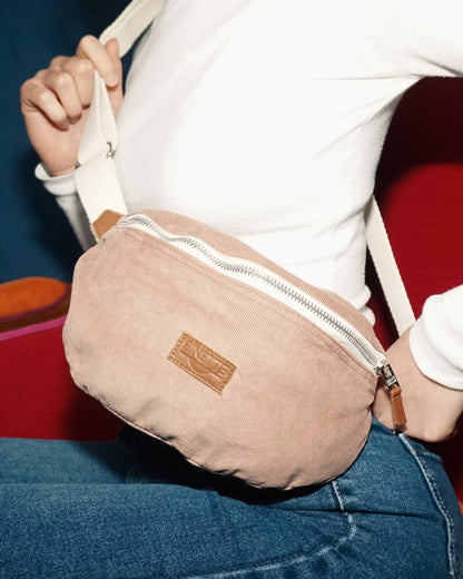 Sac banane rose écoresponsable avec sangle ajustable – Un accessoire durable et tendance, conçu à partir de matières upcyclées pour un look rétro et intemporel.