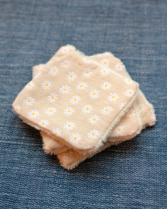 coton démaquillant écoresponsable réutilisable lavable en éponge de bambou et motif fleurs marguerite beige récupéré des chutes de tissu recyclé des sacs banane marguerite ecoresponsables de la marque française écoresponsable Binette