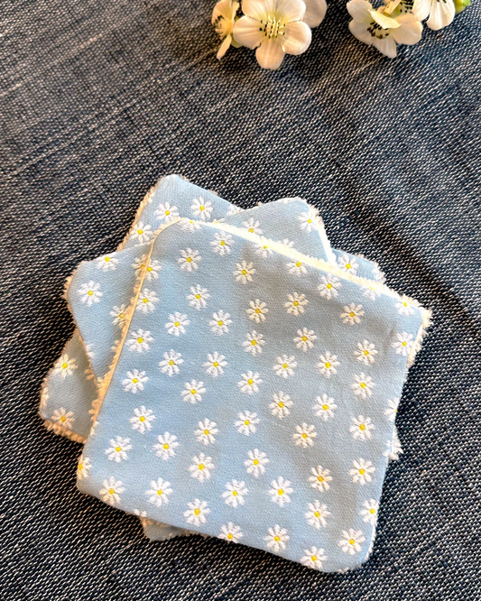coton démaquillant écoresponsable réutilisable lavable en éponge de bambou et motif fleurs marguerite bleue récupéré des chutes de tissu recyclé des sacs banane marguerite ecoresponsables de la marque française écoresponsable Binette
