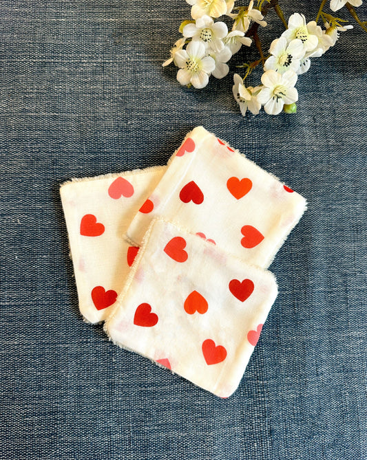 coton démaquillant écoresponsable réutilisable lavable en éponge de bambou et motif coeurs récupéré de la doublure des sacs cabas upcyclé made in france de la marque française écoresponsable Binette