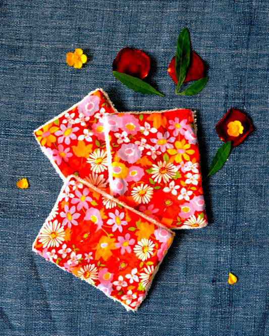 coton démaquillant écoresponsable réutilisable lavable en éponge de bambou et motif fleurs rouges récupéré des chutes de tissu des doublures des sacs cabas terracotta upcyclé et made in france de la marque française écoresponsable Binette