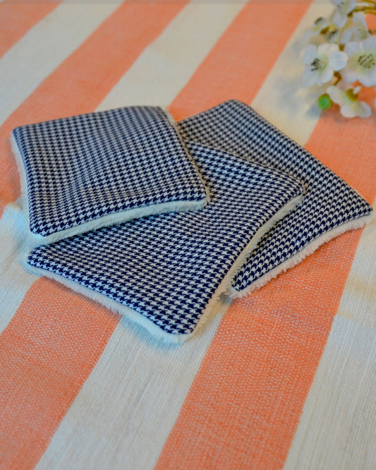 coton démaquillant écoresponsable réutilisable lavable en éponge de bambou et motif pied de poule iris bleu et blanc récupéré des chutes de tissu upcyclé des sacs banane ecoresponsables de la marque française écoresponsable Binette