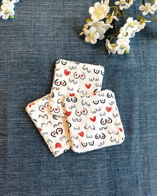coton démaquillant écoresponsable réutilisable lavable en éponge de bambou et motif sein noir rouge et blanc récupéré des chutes de tissu des doublures des sacs cabas ecoresponsables upcyclé et made in france de la marque française écoresponsable Binette