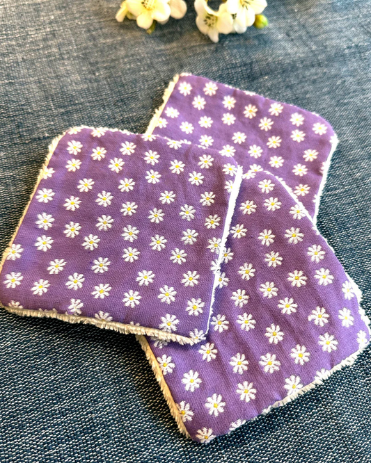 coton démaquillant écoresponsable réutilisable lavable en éponge de bambou et motif fleurs marguerite violettes récupéré des chutes de tissu recyclé des sacs banane marguerite ecoresponsables de la marque française écoresponsable Binette