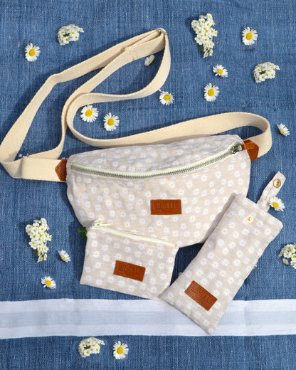 Découvrez le charme du pack Marguerite Beige ! Cette photo met en avant le sac banane et la pochette assortie, ornés du motif marguerite irrésistible. Pratique et élégant, ce pack vous permet de transporter vos indispensables en toute liberté tout en ajoutant une touche de style floral à vos tenues. Laissez-vous séduire par la polyvalence et le charme intemporel de ce duo parfait.