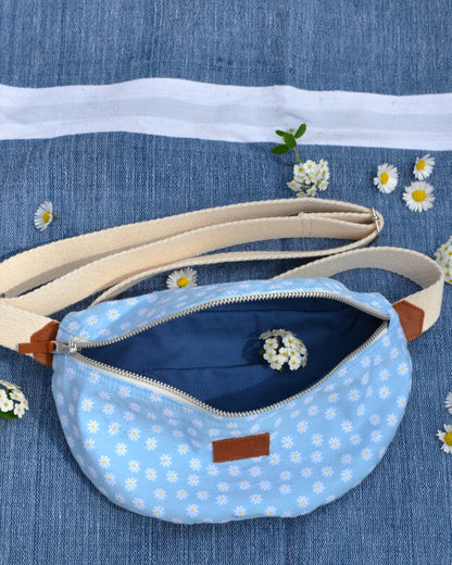 Ce sac banane Marguerite Bleue est plus qu'un simple accessoire de mode - avec sa doublure en coton bleu marine, il allie style et confort. Idéal pour une journée en ville, il offre suffisamment d'espace pour ranger vos indispensables tout en restant tendance.