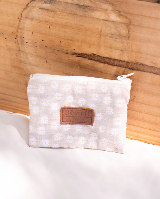Packshot pochette binette fermée beige verte avec motif marguerite. 