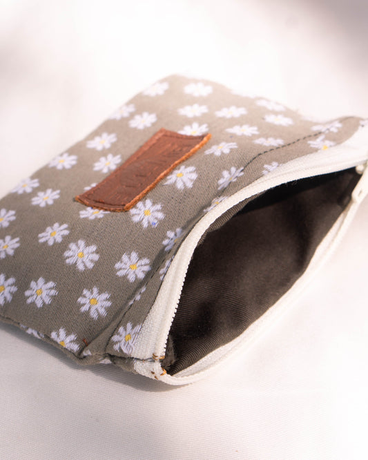 Packshot pochette binette ouverte couleur verte avec motif marguerite, nouveauté produit.  