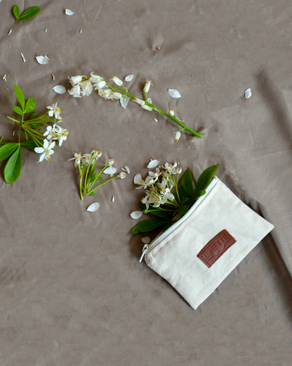 pochette bananas écoresponsable blanche écrue fabriquée à partir de feuille de bananier et feuille d'ananas et cuir de pinatex d'ananas de Binette marque française écoresponsable upcycling de sacs banane uniques et tendances