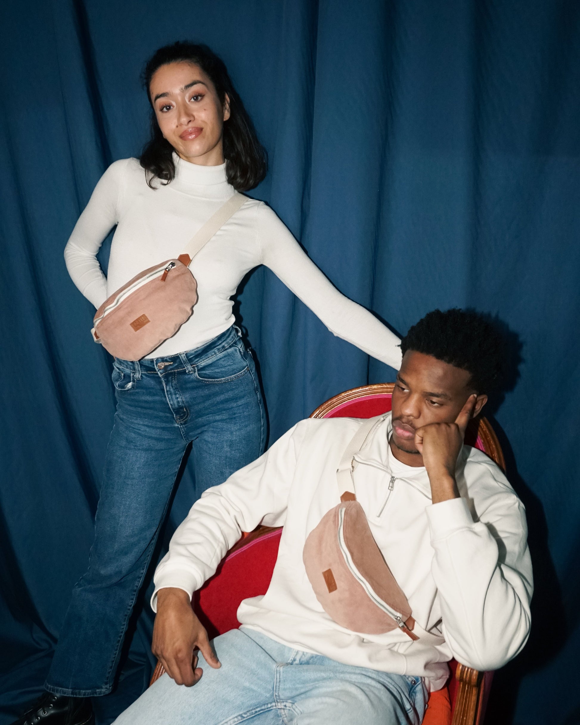 Un homme et une femme portant le sac banane Binette en velours côtelé rose clair – Accessoire écoresponsable unisexe, idéal pour un look casual et tendance. Fabriqué à partir de matières upcyclées, il s’adapte à tous les styles et toutes les morphologies. 
