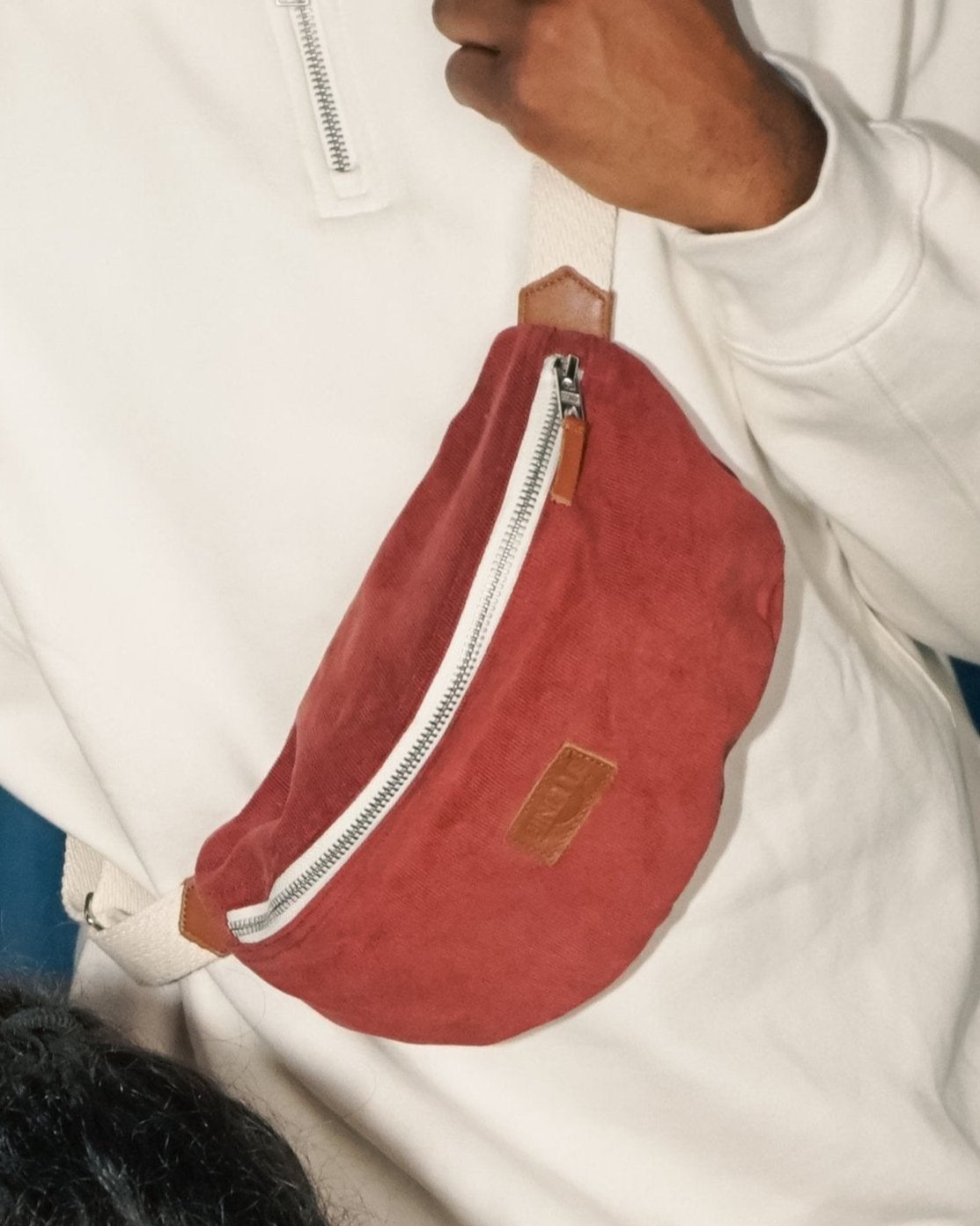 Banane rouge portée par le modèle homme en gros plan. 