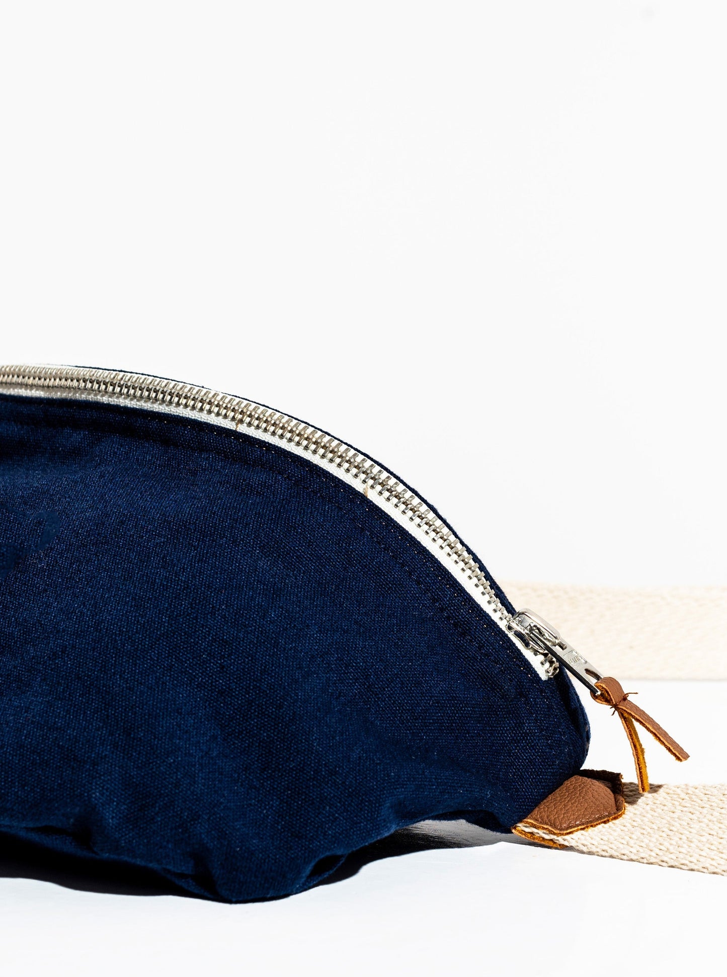 Zoom sur un Sac banane Binette Sète bleu marine écoresponsable fabriqué à partir de chutes de tissus dormants voués à être jetés ou brûlés bleu marine collection binette une marque française écoresponsable de sacs banane upcyclés et accessoires uniques et tendances luttant pour le gaspillage textile, en collaboration avec perus pour la collection de sacs banane fabriqué avec l'innovante matière Ecovero et coton recyclé