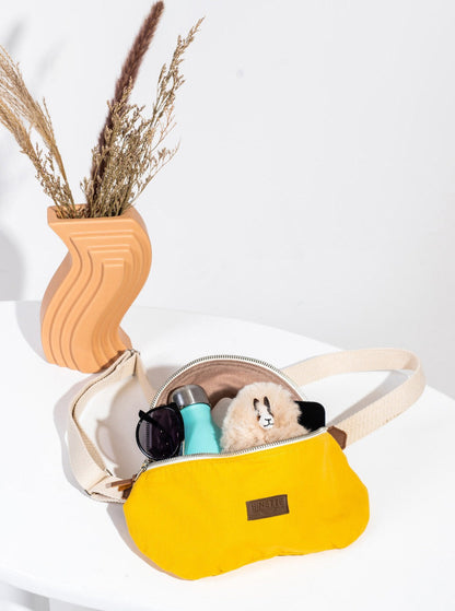 Zoom sur le Sac banane Binette arles jaune upcyclé à partir de chutes de tissus dormants voués à être jetés ou brûlés revalorisés par Binette la marque française écoresponsable de sacs banane et accessoires écoreponsables, éthiques, tendances, jolis, ecoresponsable, avec un faible impact environnemental et luttant contre le gaspillage textileécoresponsable pour un sac banane upcyclé jaune collection binette x perus