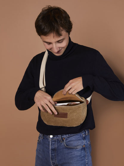 Sac banane Binette Pilat en collaboration avec Perus en velours côtelé beige clair fabriqué à partir de tissus dormants voués à être jetés ou brûlés upcyclés et revalorisés par Binette la marque française et écoresponsable qui fabrique des sacs banane et accessoires upcyclés pratiques, tendances, écoresponsable et avec un impact environnemental réduit.