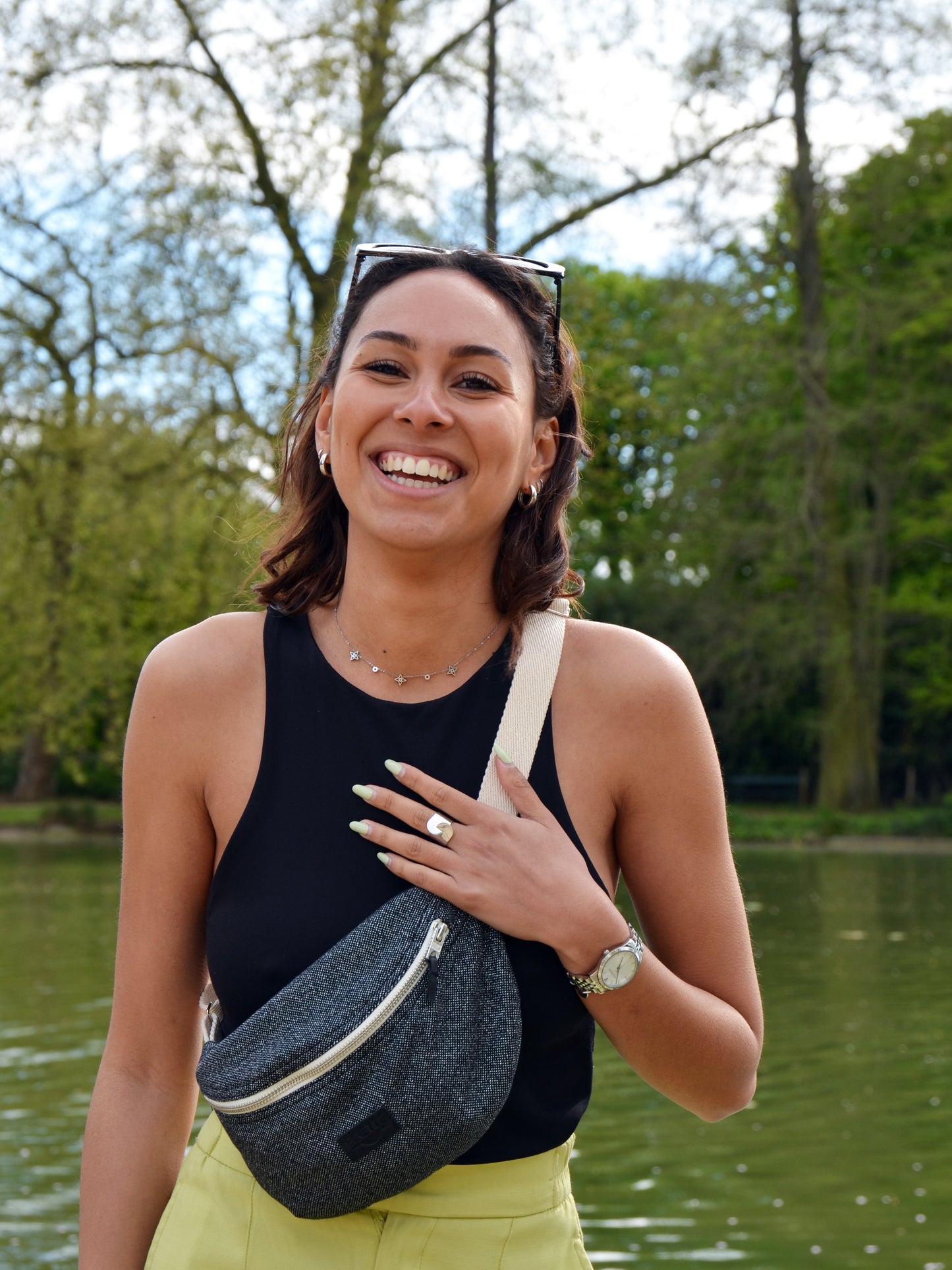 Jeune femme brune portant un Sac banane upcyclé de Binette la marque française et écoresponsable de sacs banane upcyclés fabriqués à partir de chutes de tissus dormants voués à être jetés ou brûlés et revalorisés en sacs banane et accessoires de la vie quotidienne ultra tendances, pratiques, éthiques, jolis, durables, avec un faible impact environnemental tout en luttant contre le gaspillage textile