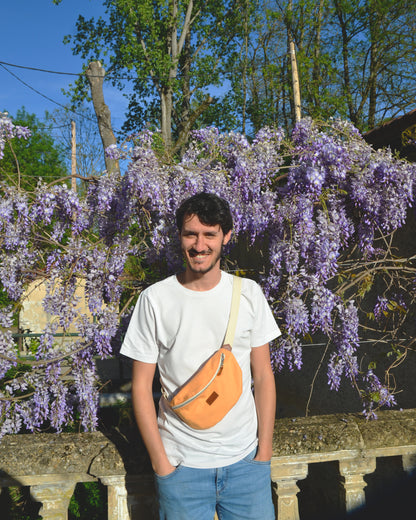 Cette image met en avant un homme actif portant la Binette Pêche à la taille, prêt pour une journée d'aventures en plein air. Son attitude déterminée témoigne de la praticité de ce sac, idéal pour garder l'essentiel à portée de main. Avec la Binette Pêche, l'homme moderne peut explorer le monde en toute liberté.