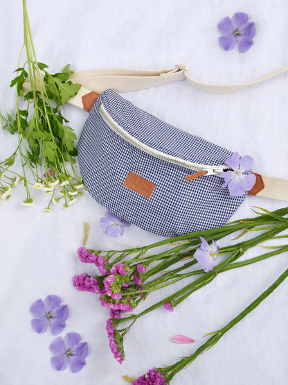 Sac banane Binette upcyclé Iris motif pieds de poule fabriqué à partir de chutes de tissus dormants et revalorisé par Binette la marque française écoresponsable de sacs banane et accessoires upcyclés pratiques, tendances, écoreponsable, éthiques, durable et avec un impact environnemental réduit tout en luttant contre le gaspillage textile.