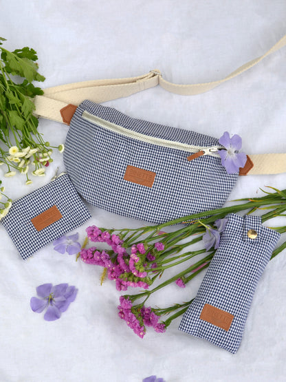 Sac banane Binette, pochette et étui à lunette upcyclés Iris motif pieds de poule fabriqués à partir de chutes de tissus dormants et revalorisé par Binette la marque française écoresponsable de sacs banane et accessoires upcyclés pratiques, tendances, écoreponsable, éthiques, durable et avec un impact environnemental réduit tout en luttant contre le gaspillage textile.