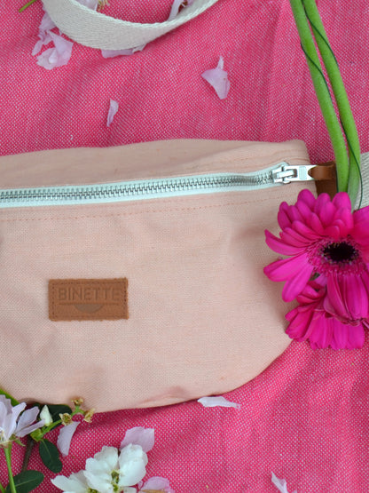 Sac bananae Binette Pivoine Rose pâle upcyclé fabriqué à partir de chutes de tissus dormants voués à être jetés ou brûlés et revalorisé par Binette la marque française de sacs banane et accessoires upcyclés pour en aire des sacs banane et accessoires pratiques, tendances, éthiques, ecoresponsable, durable, avec un impact environnemental faible et en luttant contre le gaspillage textile