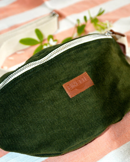 gros plan sac banane écoresponsable upcyclé tendance et unique de couleur vert velours côtelé vert de la marque française Binette marque de sacs banane sacs cabas sacs demi-lune et accessoires upcyclés écoresponsable