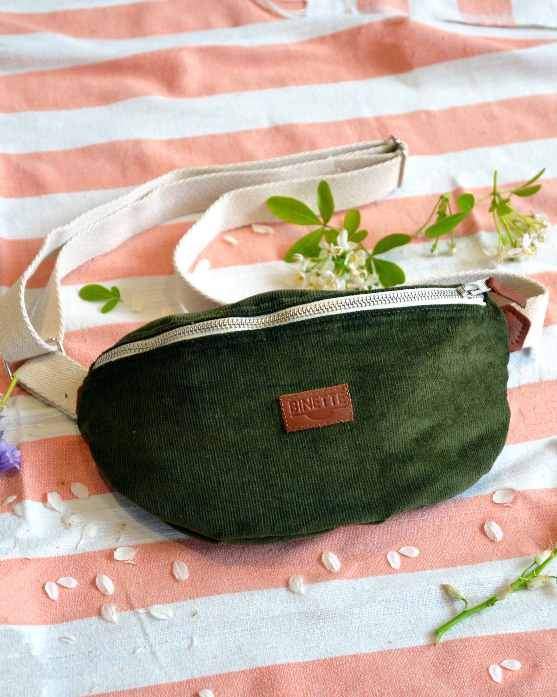 gros plan sac banane écoresponsable upcyclé tendance et unique de couleur vert velours côtelé vert de la marque française Binette marque de sacs banane sacs cabas sacs demi-lune et accessoires upcyclés écoresponsable