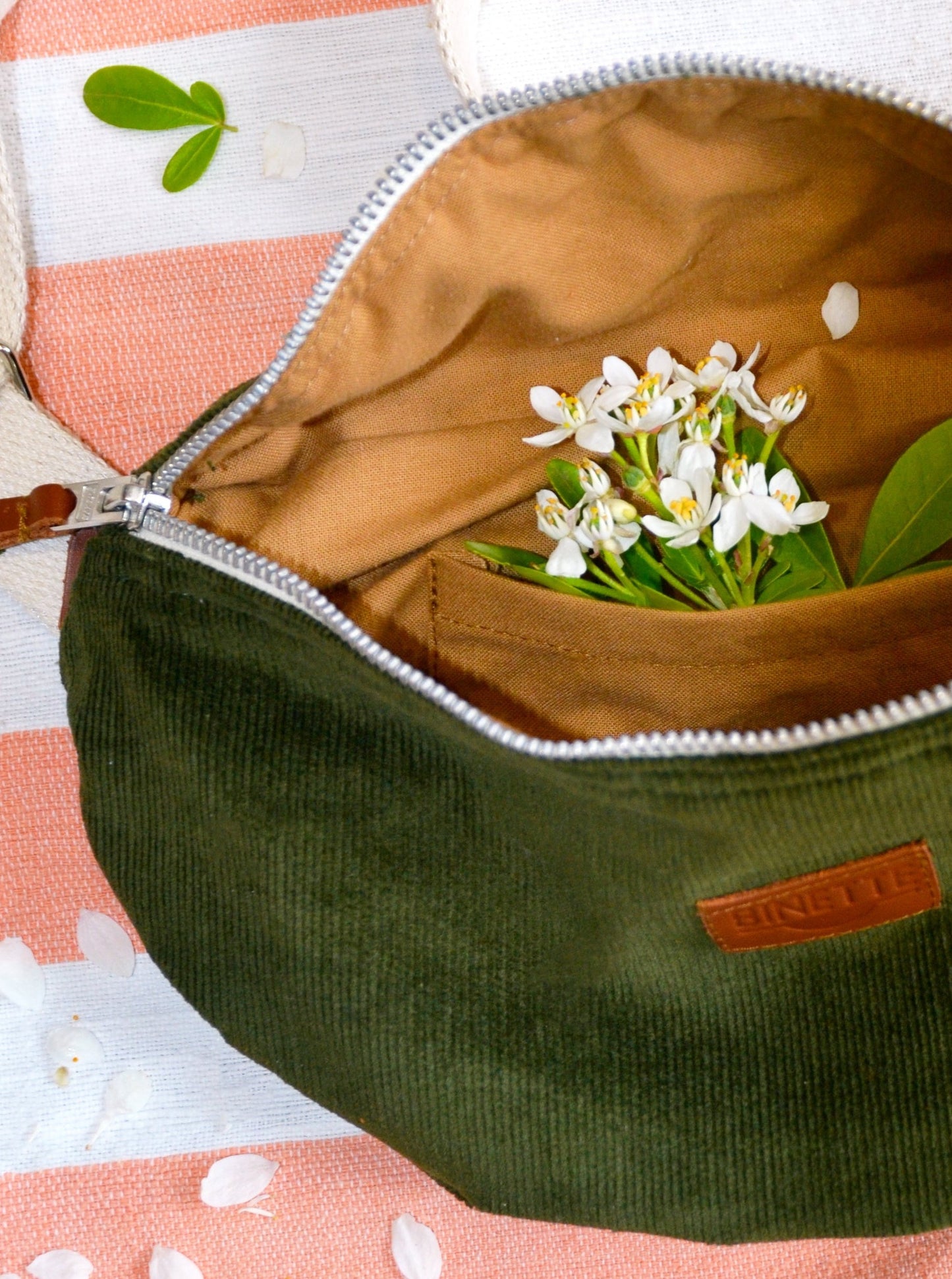 gros plan sac banane écoresponsable upcyclé tendance et unique de couleur vert velours côtelé vert de la marque française Binette marque de sacs banane sacs cabas sacs demi-lune et accessoires upcyclés écoresponsable