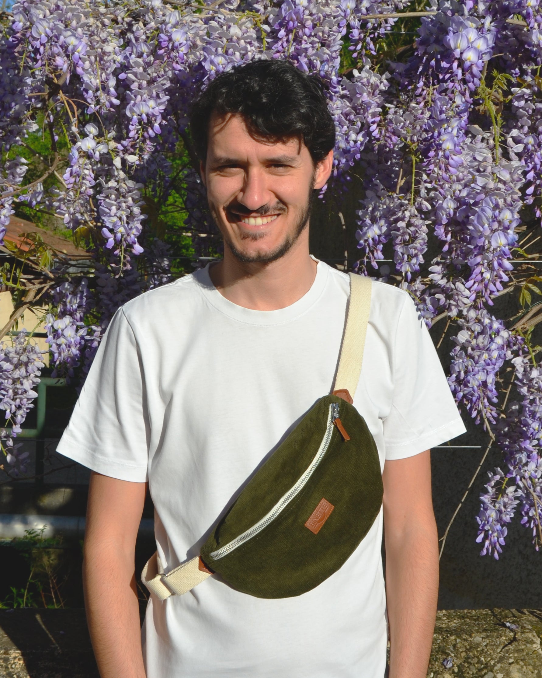 Capturant l'essence du style urbain décontracté, un homme confiant porte le sac banane Tokyo en bandoulière avec aisance. Son attitude détendue témoigne de la praticité de ce sac, qui lui permet de garder l'essentiel à portée de main tout en restant élégant.