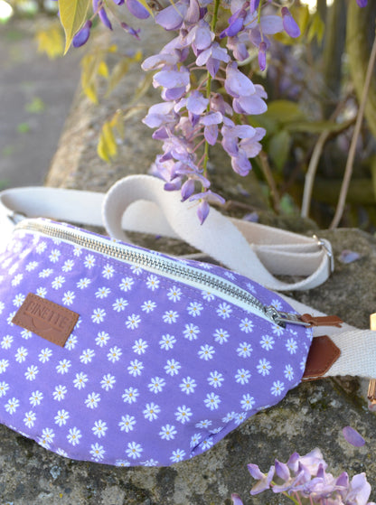 Cette photo offre une vue rapprochée de la Binette Marguerite Violette, mettant en lumière son motif floral éclatant. Les pétales violets dansent sur le fond, capturant l'énergie vibrante de l'été. Avec ses nuances de violet délicates et son motif fleuri, la Binette incarne l'esprit estival et la joie de vivre. C'est l'accessoire parfait pour égayer n'importe quelle tenue et ajouter une touche de fraîcheur à vos journées.