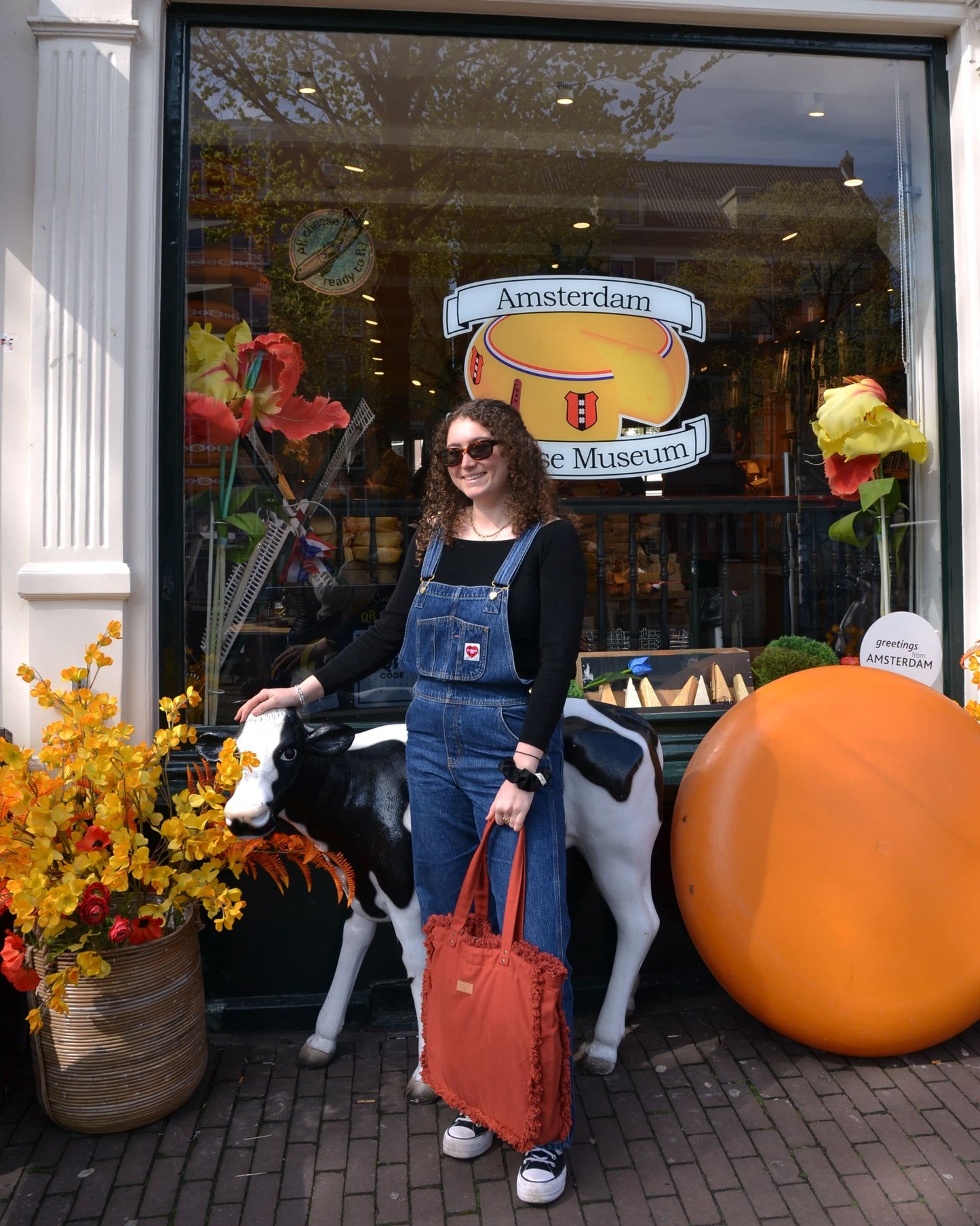 Plongez dans la nature avec le Sac Cabas Rouge Terracotta ! Cette photo met en avant une femme épanouie portant le sac dans un cadre naturel, où la couleur rouge terracotta se marie harmonieusement avec les tons chauds de la saison. Sa silhouette gracieuse témoigne du confort et de la praticité de ce sac, qui permet de transporter tous vos essentiels avec style, où que vous alliez