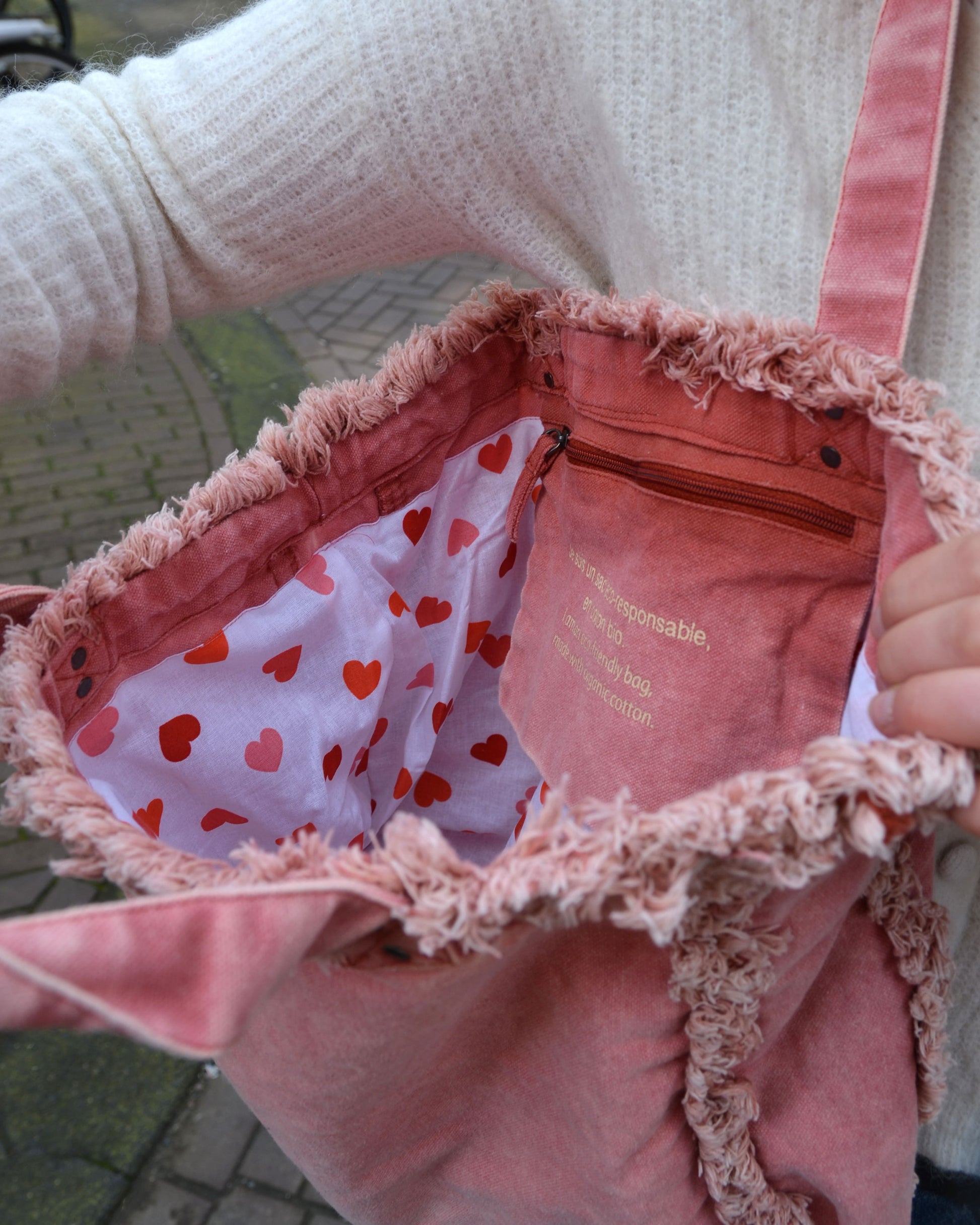 Dans cette image détaillée, la poche intérieure refermable du sac cabas Rose Coeur est mise en avant pour sa praticité et sa sécurité optimale. La fermeture éclair en option garantit que vos objets précieux restent en sécurité tout en préservant l'esthétique du sac. Cette attention aux détails fait du sac cabas Rose Coeur un accessoire parfait pour ceux qui recherchent à la fois style et fonctionnalité dans leur vie quotidienne.