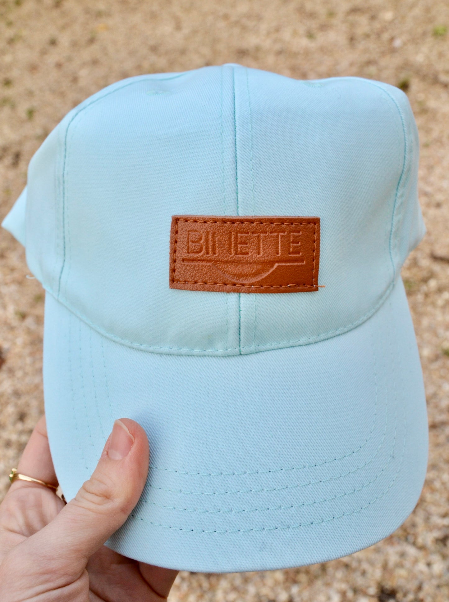 Casquette couleur vert d'eau de la collection binette été, un produit upcyclé et écoresponsable fabriqué par une marque française