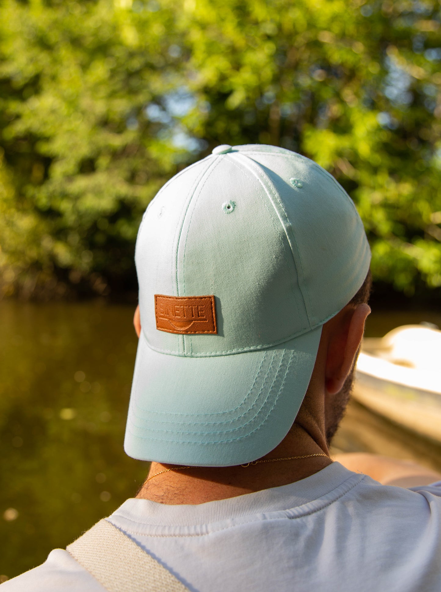 Casquette couleur vert claire de la collection binette été portée par un jeune homme, un produit upcyclé et écoresponsable fabriqué par une marque française