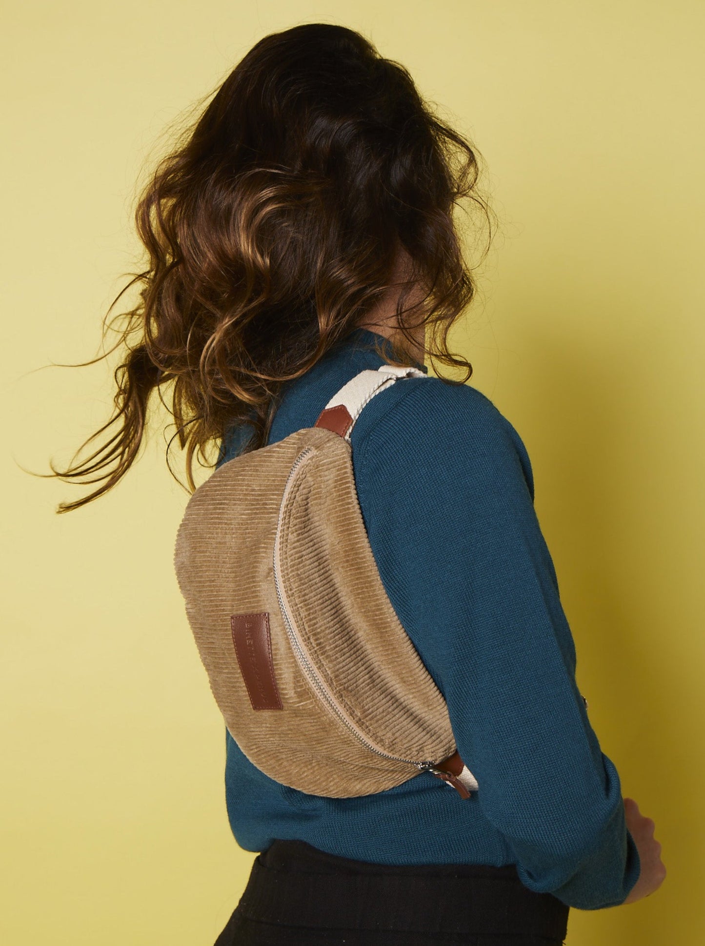 Sac banane Binette Pilat en collaboration avec Perus en velours côtelé beige clair fabriqué à partir de tissus dormants voués à être jetés ou brûlés upcyclés et revalorisés par Binette la marque française et écoresponsable qui fabrique des sacs banane et accessoires upcyclés pratiques, tendances, écoresponsable et avec un impact environnemental réduit.